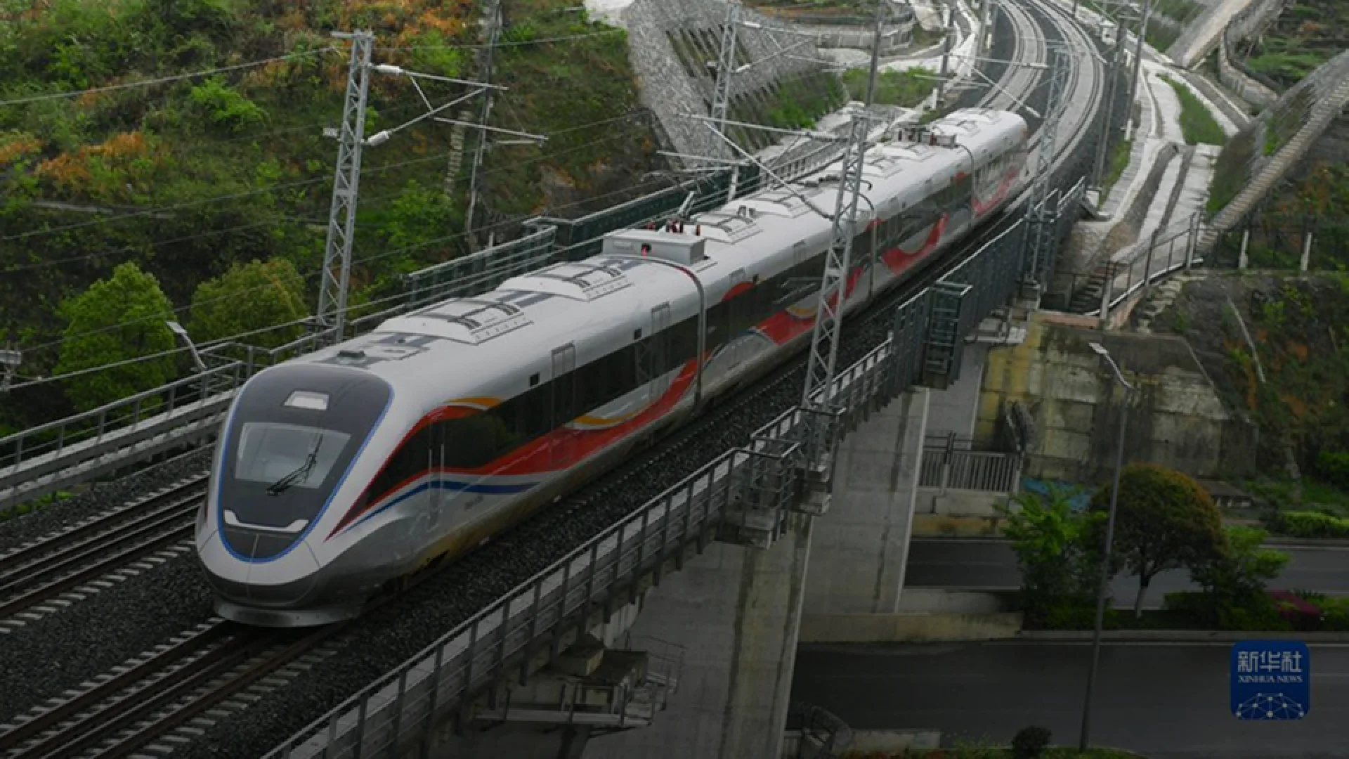 Here comes the new train for Guiyang's urban loop express rail line!