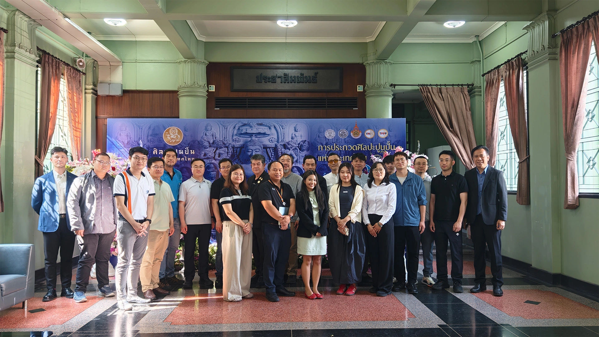 Our firm, in collaboration with CRRC Qingdao Sifang, visited the Royal Institute of Technology in Thailand to discuss train exterior paint schemes.